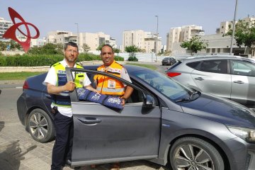 אשקלון: שני אחים ננעלו בשגגה ברכב, מתנדבי ידידים חילצו אותם בשלום • ״לשמור תמיד את המפתח עלינו״