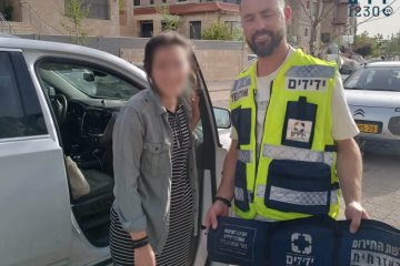 אפרת: תינוק ננעל לבדו ברכב וחולץ בשלום על־ידי מתנדבי ידידים