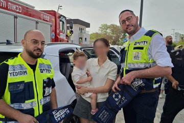 באר יעקב: פעוטה ננעלה בשגגה ברכב, מתנדבי ידידים חילצו אותה בשלום • ״הילדה נעלה את עצמה עם שלט הרכב שהושאר בידה״