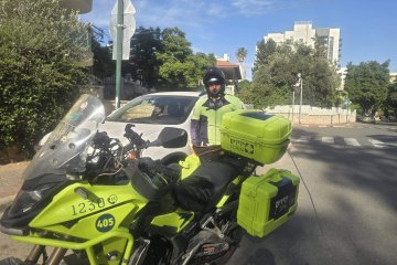 פתח תקווה: תינוק ננעל ברכב בשגגה וחולץ על ידי מתנדב ידידים • “מיד כשהטלפון נדלק התקבלה הקריאה”