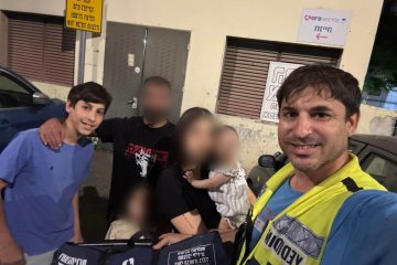פתח תקווה: תינוק ננעל ברכב בשגגה וחולץ על ידי מתנדב ידידים • בידידים קוראים להורים לאמץ “כלל מפתח”