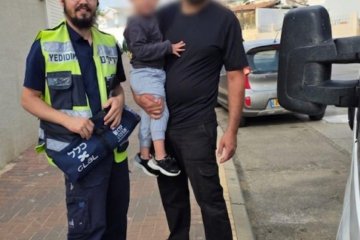 רמלה: ילד ננעל בשגגה ברכב, מתנדב ידידים חילץ אותו בשלום • ״לשמחתי הגעתי רגע לפני שהאב שבר חלון״