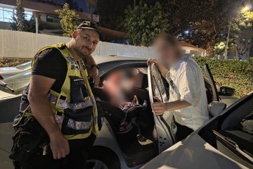 תל אביב: פעוט ננעל ברכב בשגגה וחולץ על ידי מתנדב ידידים