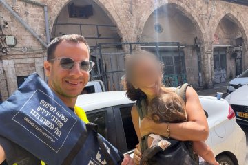 תל אביב – יפו: תינוקת ננעלה ברכב בשגגה וחולצה על ידי מתנדב ידידים • “הסיפוק שווה את הדו”ח שקיבלתי בזמן החילוץ”