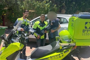 גבעת שמואל: פעוט ננעל בשגגה ברכב, מנכ”ל ידידים ומתנדב נוסף חילצו אותו בשלום • בידידים קוראים להורים לאמץ ״כלל מפתח״