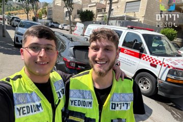ארמון הנציב: תינוק ננעל לבדו ברכב וחולץ בשלום על־ידי מתנדבי ידידים