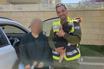 רמלה: תינוקת ננעלה בשגגה ברכב, מתנדב ידידים חילץ אותה בשלום • ״הבנתי שאני צריך לפעול במהירות״