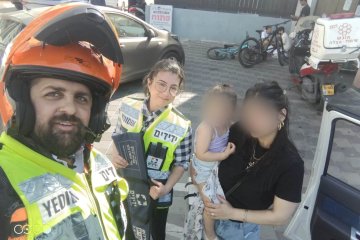 חדרה: פעוטה ננעלה ברכב וחולצה בשלום על ידי מתנדבי ידידים • “תחושת סיפוק מטורפת”