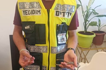 קרית מלאכי: טבעת נתקעה באצבעה של אישה – מתנדב ידידים חילץ אותה בשלום