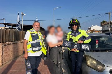 אשקלון: פעוטה ננעלה בשגגה ברכב, מתנדבי ידידים חילצו אותה בשלום • צפו 🎥