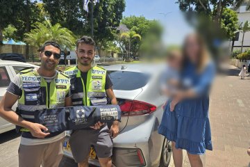 פתח תקווה: פעוט ננעל ברכב בשגגה וחולץ על ידי מתנדבי ידידים • “תוך שלוש דקות מעת קבלת השיחה הפעוט היה בידי אמו”