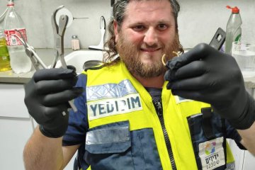 מודיעין עילית: טבעת נתקעה סביב אצבעה של גברת, מתנדב ידידים חילץ אותה מבלי לפגוע באצבע • “אין כמו לסיים את השבוע עם מעשה חסד”