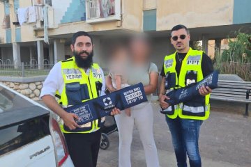 נתיבות: תינוק ננעל בשגגה ברכב, מתנדבי ידידים חילצו אותו בשלום • ״האבא התרגש מהמהירות, צילם ושיתף את המשפחה״ • צפו 🎥