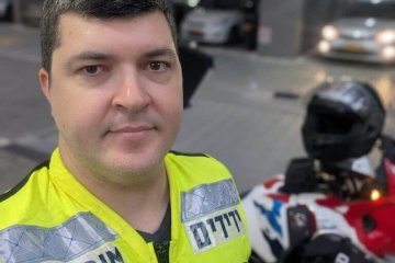 ראשון לציון: תינוקת ננעלה בשגגה ברכב, מתנדב ידידים חילץ אותה בשלום • ״לראות את ההקלה על פניה של האמא כשהיא מחבקת את בתה, מעניק סיפוק עצום להמשיך ולהתנדב גם בשעות פחות נוחות״