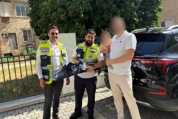 פתח תקווה: פעוטה ננעלה ברכב בשגגה וחולצה על ידי מתנדבי ידידים • “חסד ה’ שראיתי את האירוע בזמן” • צפו🎥