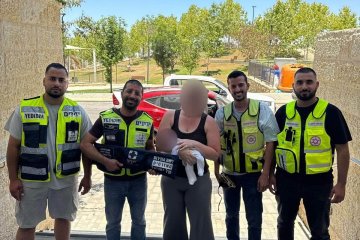 ראש העין: תינוק בן שלושה שבועות ננעל בשגגה ברכב, מתנדבי ידידים חילצו אותו בשלום • ״עזבתי הכל וטסתי לשם כדי לחלץ אותו בזמן״ • צפו 🎥