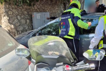 רמת גן: תינוק ננעל ברכב בשגגה, מתנדב יחידת האופנועים של ידידים חילץ אותו בשלום • “שמחתי כשראיתי את ההקלה על פניה של האמא”