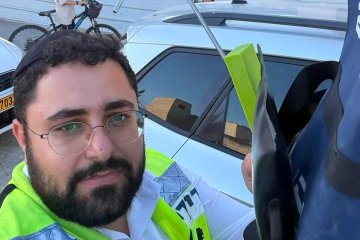 נווה יעקב: תינוקת ננעלה לבדה ברכב וחולצה בשלום על־ידי מתנדבי ידידים • “איזה נס שיש ידידים בעולם”