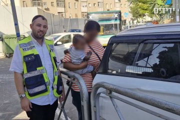 עיר־גנים: תינוק ננעל לבדו ברכב וחולץ בשלום על־ידי מתנדב ידידים • “זכיתי להיות שליח טוב”