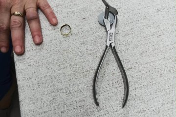 בני ברק: טבעת של אישה נתקעה באצבעה – מתנדב ידידים שחרר את הטבעת וחילץ את האצבע בשלום • “לפתוח את הבוקר בעזרה לאחר זה שווה הכול”