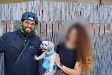 תל אביב: כלב ננעל ברכב בשגגה לעיני בעליו, מתנדב ידידים חילץ אותו בשלום • “שמחתי מאוד כשראיתי את אנחת הרווחה אצל הכלב ובעליו”