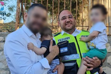 קרית־היובל: צמד תינוקות אחים ננעלו לבדם ברכב וחולצו בשלום על־ידי מתנדב ידידים • “אחד התינוקות הקשה על הפתיחה”