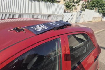 רמלה: תינוקת ננעלה ברכב בשגגה וחולצה בשלום ע”י מתנדב ידידים • בידידים קוראים להורים לאמץ “כלל מפתח”