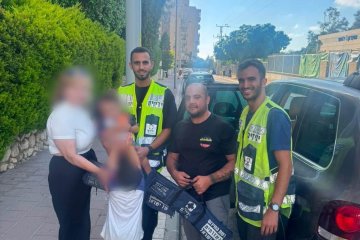 אשדוד: פעוט ננעל בשגגה ברכב, מתנדבי ידידים חילצו אותו בשלום • ״הורים יקרים, זכרו את כלל המפתח״