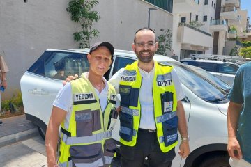 חריש: פעוטה ננעלה ברכב בשגגה לעיני הוריה וחולצה על ידי מתנדבי ידידים