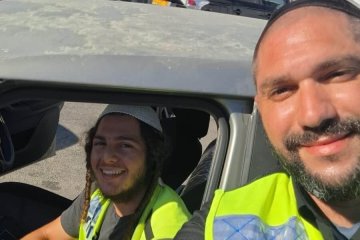 פתח תקווה: כלב ננעל ברכב בשגגה, מתנדבי ידידים חילצו אותו בשלום • “הכלב היה במצב לא טוב, וזה ריגש אותי במיוחד לסייע לו”
