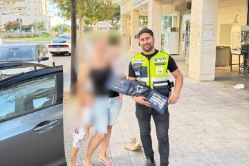 נתיבות: פעוט ננעל בשגגה ברכב, מנהל סניף נתיבות חילץ אותו בשלום • ״תוך כדי שיחה של ההורים עם המוקד הגעתי למקום״