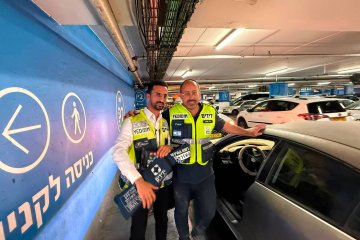 פתח תקווה: תינוק בן שלושה חודשים ננעל ברכב בשגגה לעיני הוריו, מתנדבי ידידים חילצו אותו בשלום • “לאחר יום של עשייה חינוכית משמעותית, אין ספק שחילוץ כזה מעניק תחושת סיפוק מושלמת”