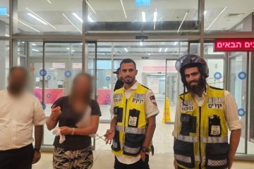 אשדוד: טבעת נתקעה באצבעה של אישה, מתנדבי ידידים חילצו את הטבעת מן האצבע בשלום • “על האצבע היה חתך עמוק שהקשה על מלאכת חילוץ הטבעת” • צפו🎥