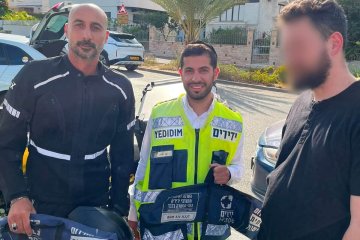 יבנה: פעוטה ננעלה בשגגה ברכב, מתנדבי ידידים חילצו אותה בשלום • “פעלנו בשיתוף פעולה ובתוך שניות חילצנו את הפעוטה המיוזעת”