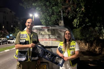 הוד השרון: פעוטה ננעלה ברכב בשגגה לעיני אמה וסבתה, מתנדבי ידידים חילצו אותה בשלום • “תמיד מרגש להיות נוכח ולסיים ככה אירוע חירום”