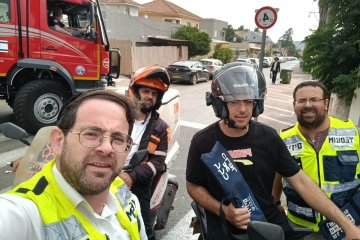 חדרה: תינוק ננעל ברכב בשגגה לעיני אמו, מתנדבי ידידים חילצו אותו בשלום • “זה סיפוק עצום בשבילי בכל פעם שאני מחלץ ילד מרכב נעול”