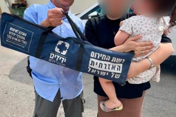 רמלה: פעוטה ננעלה בשגגה ברכב, מתנדב ידידים חילץ אותה בשלום • ״תוך שתי דקות הגעתי עם האופנוע״
