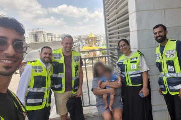 חריש: תינוק ננעל ברכב בשגגה לעיני אימו, מתנדבי ידידים חילצו אותו בשלום • “זה סיפוק שאי אפשר להסביר”