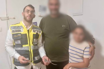 אשדוד: טבעת נתקעה באצבעה של ילדה, מתנדב ידידים חילץ אותה בשלום • “תחושת סיפוק אדירה” • צפו 🎥