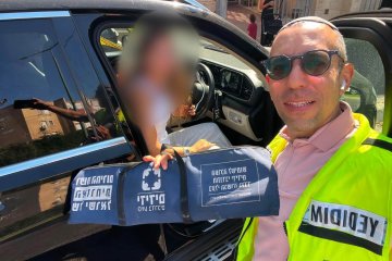 אשקלון: תינוקת ואחותה הפעוטה ננעלו בשגגה ברכב, מתנדב ידידים חילץ אותן בשלום • ״האמא הייתה בהלם ממהירות ההגעה והחילוץ״