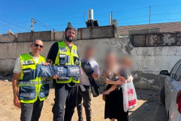 אשקלון: פעוט ננעל בשגגה ברכב, מתנדבי ידידים חילצו אותו בשלום • ״אין על ידידים״