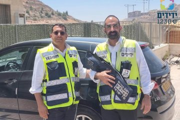 גבעת־זאב: פעוטה ננעלה לבדה ברכב וחולצה בשלום על־ידי מתנדבי ידידים • “לפתע הילדה פנתה אלינו לומר תודה”