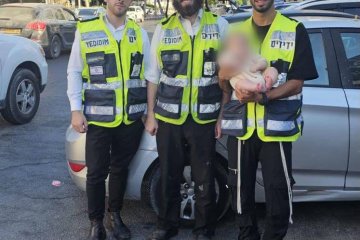 אשדוד: פעוטה ננעלה בשגגה ברכב, מתנדבי ידידים חילצו אותה בשלום • ״אם לא הייתם מגיעים כל כך מהר היינו שוברים את החלון״