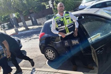 באר יעקב: פעוט ננעל בשגגה ברכב, מתנדב ידידים חילץ אותו בשלום