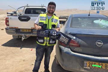 מעלה אדומים: תינוק ננעל לבדו ברכב וחולץ בשלום על־ידי מתנדבי ידידים • “למרבה המזל הציוד נשבר רק לאחר החילוץ המוצלח”