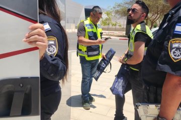 שדה התעופה רמון: כלב ננעל במשאית וחולץ בשלום על ידי מתנדבי ידידים • “בעליו של הכלב, שוטרים ומאבטחים הודו ופרגנו לידידים” • צפו🎥