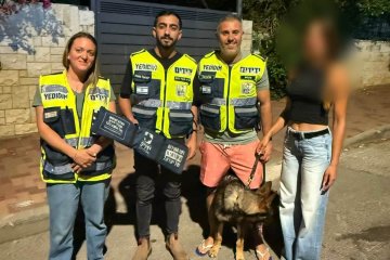 גן יבנה: כלב ננעל בשגגה ברכב, מתנדבי ידידים חילצו אותו בשלום • ״בעלת הכלב הודתה לנו מאוד, וראינו שגם הכלב התרגש לצאת״