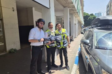 פתח תקווה: תינוק ננעל בשגגה ברכב, מתנדבי ידידים חילצו אותו בשלום • “היה חם מאוד ודאגתי לשלום התינוק”