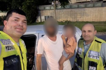ראשון לציון: פעוט ננעל בשגגה ברכב, מתנדבי ידידים חילצו אותו בשלום • ״לראות את ההקלה בעיניים של האבא זו ההרגשה הכי טובה שיש״