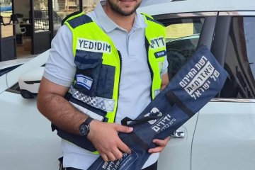רמלה: פעוטה ננעלה בשגגה ברכב, מתנדב ידידים חילץ אותה בשלום • ״אין לתאר את השמחה שבחילוץ״